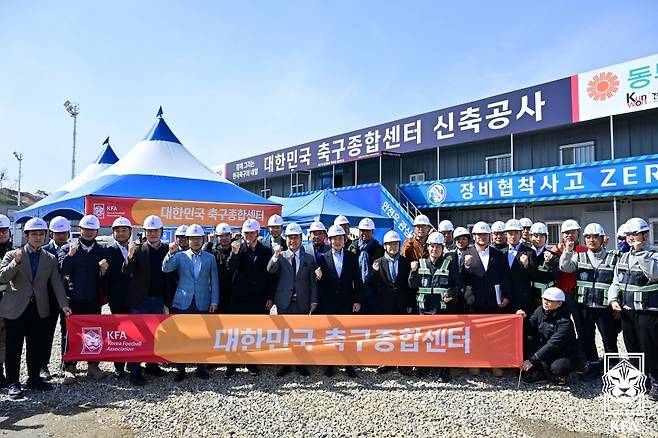 정몽규 대한축구협회장이 5개월 가까이 뽑지 못하고 있는 대한민국 축구 국가대표팀(A대표팀) 감독 선임과 관련해 입을 열었다. 정 회장은 '아직 보고받은 바 없다. 잘될 것이라고 믿는다. 이임생 기술 이사가 열심히 한다고 들었다'며 '50% 지지를 받으며 (감독이) 되는 경우도 없는 것 같다. 알렉스 퍼거슨 감독도 쉽지 않을 것'이라는 의견을 내놨다. 대한축구협회