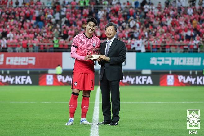 정몽규 대한축구협회장이 5개월 가까이 뽑지 못하고 있는 대한민국 축구 국가대표팀(A대표팀) 감독 선임과 관련해 입을 열었다. 정 회장은 '아직 보고받은 바 없다. 잘될 것이라고 믿는다. 이임생 기술 이사가 열심히 한다고 들었다'며 '50% 지지를 받으며 (감독이) 되는 경우도 없는 것 같다. 알렉스 퍼거슨 감독도 쉽지 않을 것'이라는 의견을 내놨다. 대한축구협회