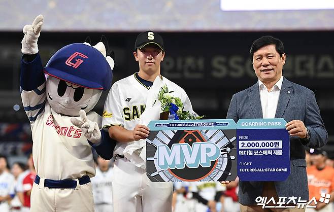 상무 외야수 조세진은 5일 인천 SSG랜더스필드에서 열린 '2024 신한 SOL Bank KBO 리그 올스타전 프라이데이' 퓨처스리그 올스타전에서 남부리그 올스타 4번타자 우익수로 선발 출전했다. 3회말 3점 홈런포를 쳐 퓨처스리그 올스타전 MVP로 뽑혔다. 인천, 박지영 기자