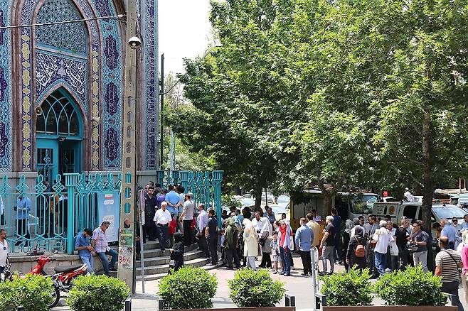 투표소가 마련된 수도 테헤란의 모스크 이란 대통령 보궐선거 1차 투표일인 지난달 28일(현지시간) 오전 수도 테헤란의 호세이니예 에르샤드 이슬람사원에 유권자들이 몰려 있다. (연합뉴스=자료사진)