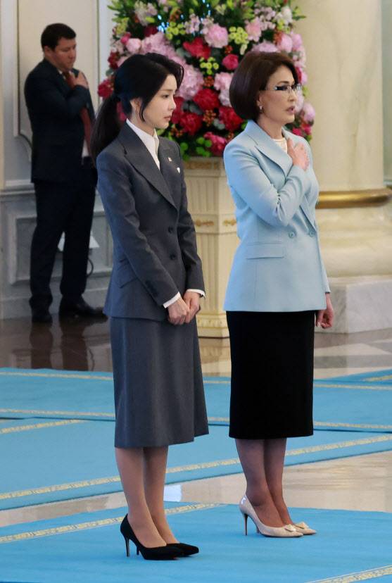 윤석열 대통령 부인 김건희 여사가 지난달 12일 오전(현지시간) 카자흐스탄 아스타나 대통령궁에서 열린 공식환영식에 카자흐스탄 영부인 영예 수행인사인 아크마랄 알나자로바 보건부 장관과 함께 참석하고 있다. (사진=연합뉴스)
