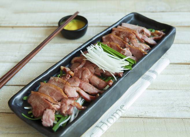 주요 육류는 산성이지만 오리고기는 알칼리성이어서 체액이 산성화되는 것을 막고 피부노화를 늦춘다. 콜라겐, 황산 콘드로이틴 등이 많아 피부미용, 뼈-관절 건강에도 기여한다. [사진=클립아트코리아]