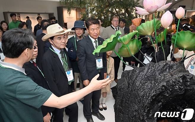 김진태 강원도지사가 지난해 9월 강원 고성군 세계잼버리수련장에서 열린 2023강원세계산림엑스포를 둘러보고 있다. (자료사진)/뉴스1 DB