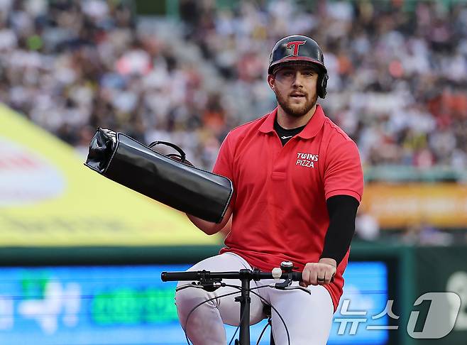 6일 오후 인천시 미추홀구 문학동 SSG랜더스필드에서 열린 '2024 신한 SOL Bank KBO 올스타전’ 나눔 올스타와 드림 올스타의 경기, 피자 배달원으로 변신한 나눔팀 LG 오스틴이 자전거를 타며 입장하고 있다. 2024.7.6/뉴스1 ⓒ News1 김진환 기자