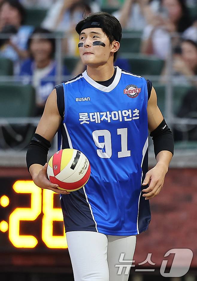 6일 오후 인천시 미추홀구 문학동 SSG랜더스필드에서 열린 '2024 신한 SOL Bank KBO 올스타전’ 나눔 올스타와 드림 올스타의 경기, 드림팀 롯데 윤동희가 배구선수 동희진으로 분장해 타석에 나서고 있다. 2024.7.6/뉴스1 ⓒ News1 김진환 기자
