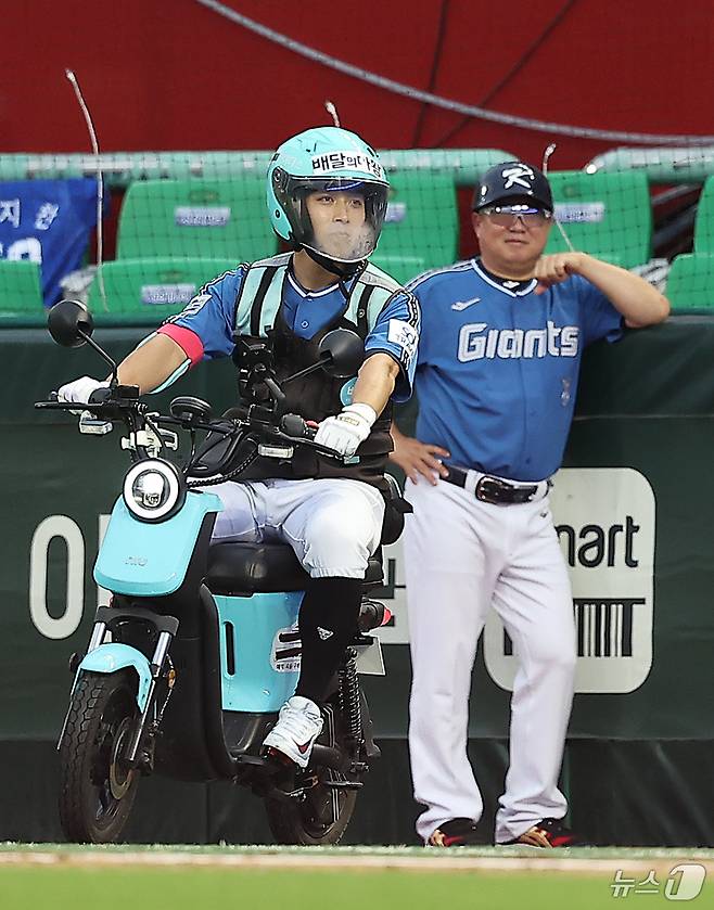 6일 오후 인천시 미추홀구 문학동 SSG랜더스필드에서 열린 '2024 신한 SOL Bank KBO 올스타전’ 나눔 올스타와 드림 올스타의 경기, 드림팀 롯데 황성빈이 3회말 배달 라이더 복장으로 타석에 들어서고 있다. 2024.7.6/뉴스1 ⓒ News1 김진환 기자