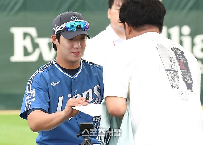 삼성 원태인이 6일 인천SSG랜더스필드에서 진행된 2024 KBO 올스타전에 앞서 팬들에게 사인을 해주고 있다. 문학 | 박진업 기자 upandup@sportsseoul.com