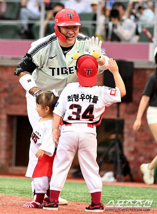 6일 인천 SSG랜더스필드에서 열린 2024 KBO 올스타전, 2회초 나눔 KIA 최형우가 솔로홈런을 치고 자녀들의 환영을 받고 있다. 인천=허상욱 기자wook@sportschosun.com/2024.07.06/