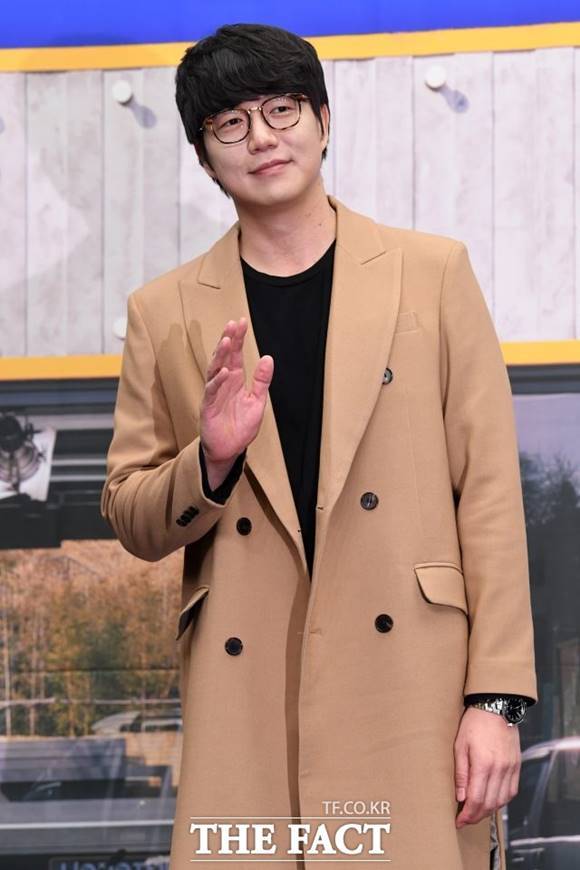 가수 성시경이 개발에 참여한 '경탁주 12도의 '샘플 제품에서 상품 라벨의 일부 정보가 누락됐다는 민원인의 제기에 따라 식약처의 처분을 받게 됐다. /더팩트 DB