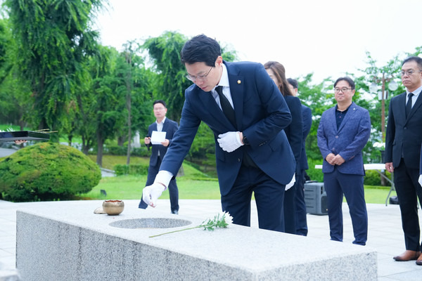 포천시의회 임종훈 의장 충혼탑 참배 모습(사진제공=포천시의회)