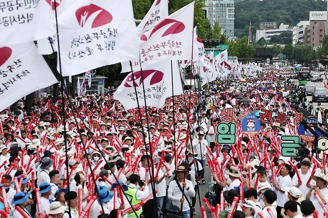 6일 오후 정부서울청사 인근에서 열린 공무원 임금인상 쟁취 총궐기대회에서 깃발이 입장하고 있다. [이미지출처=연합뉴스]