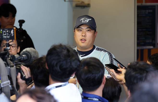 류현진이 6일 오후 인천 SSG랜더스필드에서 KBO 올스타전에 앞서 취재진과 인터뷰를 하고 있다. /뉴스1