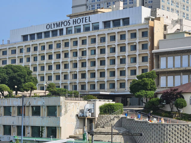 6일 오전 10시께 인천 중구 항동1가 올림포스 호텔. 건물 외벽 곳곳 페인트가 벗겨져 있다. 김샛별기자