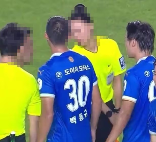 지난달 30일 열린 '2024 K리그2' 20라운드 수원 삼성 대 안산 그리너스의 경기가 끝난 뒤 여성 부심이 눈물을 흘린 사연이 알려지며 축구 팬들 사이 갑론을박이 벌어졌다./사진=온라인 커뮤니티