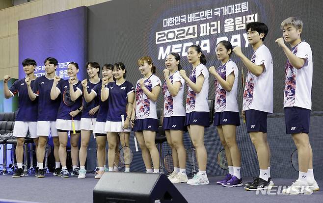 [진천=뉴시스] 최동준 기자 = 2024 파리올림픽 배드민턴 국가대표 선수들이 25일 충북 진천선수촌에서 열린 미디어데이에서 기념촬영을 하고 있다. 오른쪽부터 전혁진, 김원호, 안세영, 김소영, 공희영, 정나은, 채유정, 백하나, 이소희, 김가은, 서승재, 강민혁. 2024.06.25. photocdj@newsis.com