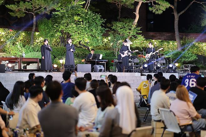 [서울=뉴시스] 지난 6월28일 명동성당에서 열린 토크콘서트 '캠프 엣 더 캐세드랄(CAMP at the Cathedral)'에 참가자들이 사제밴드 ‘우니따스’의 공연을 관람하고 있다. (사진=천주교 서울대교구 제공) 2024.07.05. photo@newsis.com  *재판매 및 DB 금지