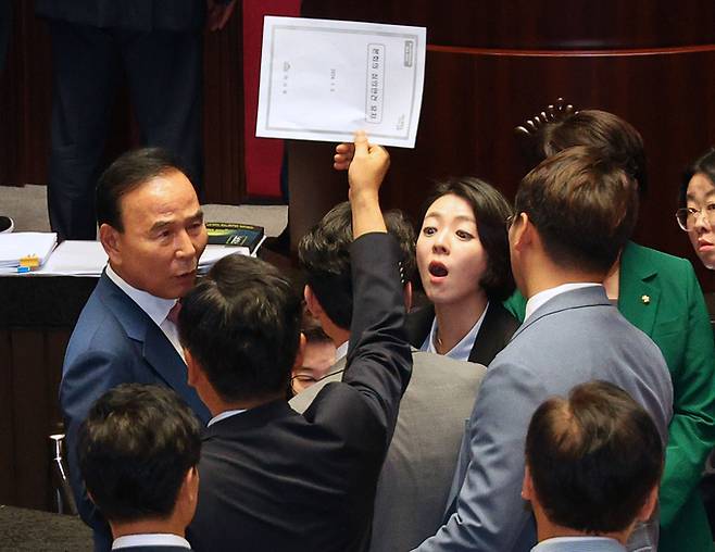 지난 4일 오후 국회에서 열린 본회의에서 ‘채상병 특검법’ 무제한토론 종결 동의의 건이 상정되자, 국민의힘 배현진 의원과 더불어민주당 의원들이 말다툼을 하고 있다. 연합뉴스
