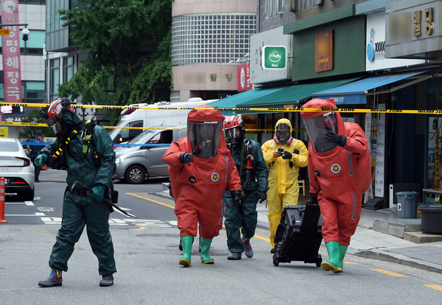 6일 서울 강남구 삼성동의 한 빌딩에서 "가스 냄새가 난다＂는 신고가 접수돼 소방 화학구조대와 경찰, 군 등이 현장에 출동해 수습을 위해 분주히 움직이고 있다. 뉴스1