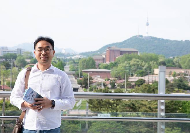 ‘용산 미군기지와 도시산책’ 저자이자 자칭 ‘용산 김씨’ 김홍렬. 도시공학박사, 건축기사, 자연생태복원기사라는 다양한 타이틀을 갖고 있지만 그가 해온 모든 공부는 ‘용산’으로 통한다. 20세기가 ‘공장의 시대’라면 21세기는 ‘공원의 시대’라는 비전을 갖고 있다. 2016~2022년 서울시 도시계획국에서 용산공원 업무를 담당했고 한국내셔널트러스트 이사, 세계유산도시기구 아태사무처 청년위원을 역임했다. 현재 YONGSAN_ZIP 연구모임 간사로 활동하며 올해 국가건축정책위원회 자문위원으로 위촉됐다. [지호영 기자]