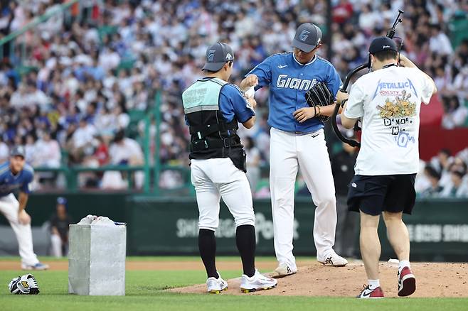 롯데 황성빈이 6일 인천SSG랜더스필드에서 열린 올스타전에서 배달라이더 퍼포먼스를 펼치고 있다. 연합뉴스