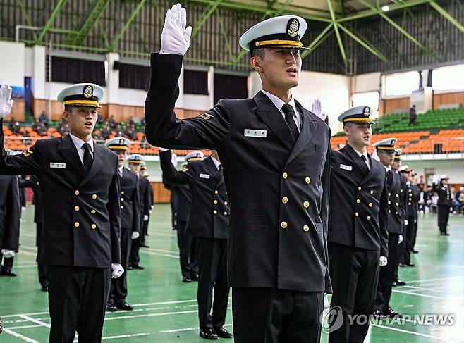 해군 부사관 힘찬 선서 (창원=연합뉴스) 24일 경남 창원시 진해구 해군교육사령부 호국관(체육관)에서 열린 '제281기 부사관 후보생 임관식'에서 신임 부사관이 선서하고 있다.
    해군은 이날 조국 해양을 수호할 122명의 정예 해군 부사관을 배출했다. 2023.11.24 [해군 제공. 재판매 및 DB 금지] image@yna.co.kr