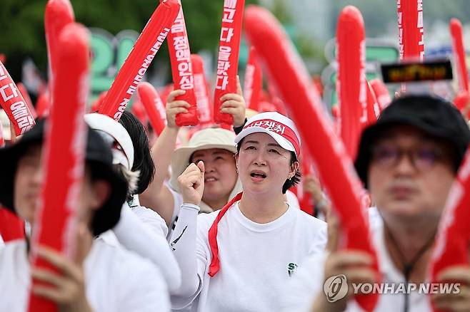 임금 인상 쟁취 (서울=연합뉴스) 윤동진 기자 = 6일 오후 정부서울청사 인근에서 열린 공무원 임금인상 쟁취 총궐기대회에서 참석자들이 구호를 외치고 있다. 2024.7.6 mon@yna.co.kr