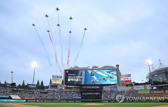 블랙이글스, KBO 올스타전 축하비행 (인천=연합뉴스) 신현우 기자 = 6일 인천SSG랜더스필드에서 열린 2024 신한 SOL뱅크 KBO 올스타전 드림 올스타와 나눔 올스타의 경기에 앞서 공군 특수비행팀 블랙이글스가 축하 비행하고 있다. 2024.7.6 nowwego@yna.co.kr