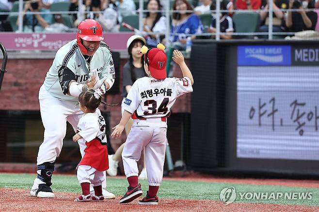 기쁨을 가족과 (인천=연합뉴스) 신현우 기자 = 6일 인천SSG랜더스필드에서 열린 2024 신한 SOL뱅크 KBO 올스타전 드림 올스타와 나눔 올스타의 경기. 2회초 선두타자로 나선 나눔 KIA 최형우가 솔로 홈런을 친 뒤 딸, 아들과 기뻐하고 있다. 2024.7.6 nowwego@yna.co.kr