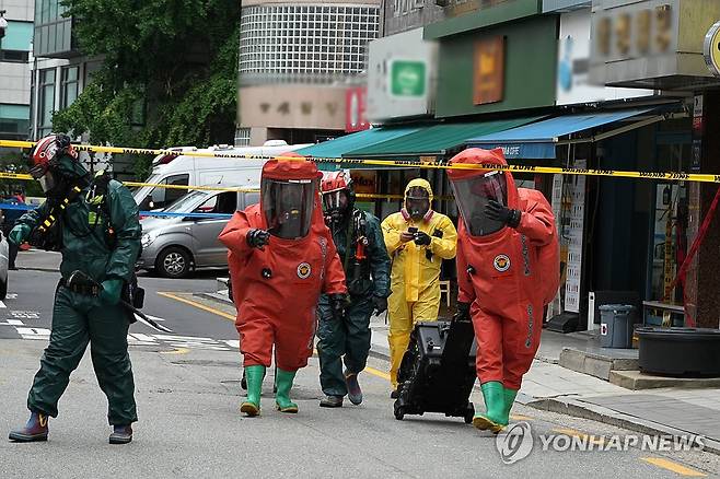 강남구 삼성동서 화학물질 누출 의심…8명 병원 옮겨 처치 (서울=연합뉴스) 6일 오후 2시께 서울 강남구 삼성동의 지상 5층 지하 2층짜리 근린생활시설에서 화학물질 누출로 의심되는 사고가 발생했다. 이 사고로 8명이 목 통증 등을 호소, 병원에 옮겨져 처치를 받고 귀가했다. 인근에 있던 시민 40여명은 스스로 대피했다.
    사진은 이날 사고 현장 모습. 2024.7.6 [강남소방서 제공. 재판매 및 DB금지] photo@yna.co.kr