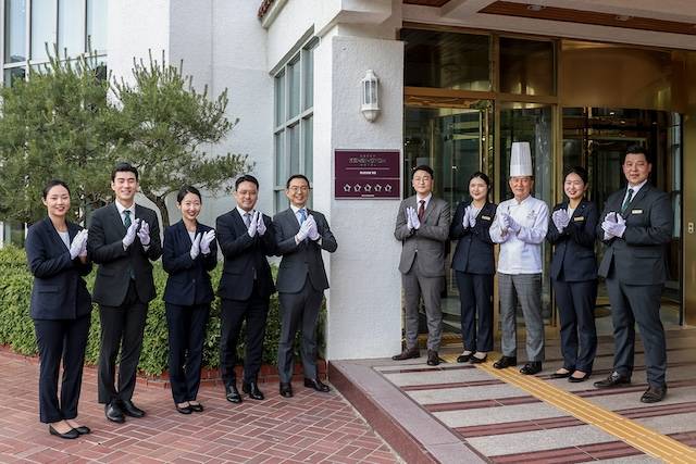 ‘특1급’ 등급을 유지 중이던 이랜드파크의 켄싱턴호텔 평창이 최근 5성 관광호텔 등급을 받았다. 5성 호텔 획득을 기념해 지난달 13일 이랜드파크 이지운 대표(왼쪽부터 여섯 번째), 국내호텔 권순범 BU장(왼쪽부터 다섯 번째), 이랜드파크 조리 총괄 김순기 상무(왼쪽부터 여덟 번째), 켄싱턴호텔 평창 변종원 총지배인(왼쪽부터 네 번째) 등 관계자들이 현판식에 참석했다. / 사진=이랜드그룹