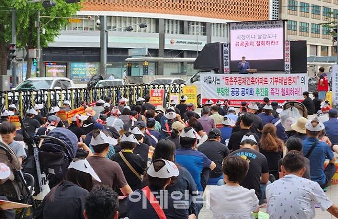 올림픽파크포레온 입주예정자들이 지난 6일 서울시청 인근에서 학교용지 공공공지 전환에 반대하는 집회를 진행하고 있다. (사진=이데일리 이배운 기자)
