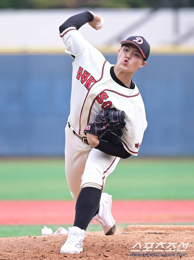 7일 서울 목동야구장에서 열린 제79회 청룡기 전국고교야구선수권대회 서울동산고와 덕수고의 경기. 선발 투수로 등판한 덕수고 김태형. 목동=정재근 기자 cjg@sportschosun.com/2024.7.7/