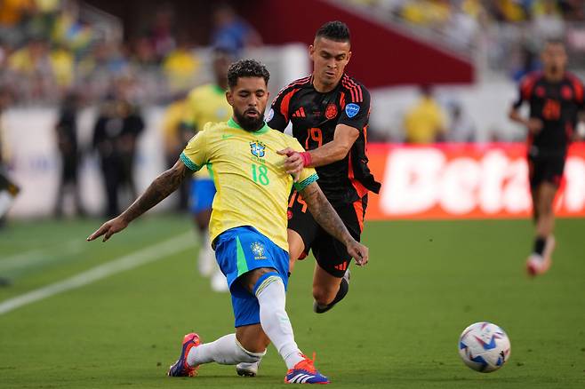 SANTA CLARA, CALIFORNIA - JULY 02: Rafael Santos Borre of Colombia defends against Douglas Luiz of Brazil during the CONMEBOL Copa America 2024 Group D match between Brazil and Colombia at Levi's Stadium on July 02, 2024 in Santa Clara, California.   Thearon W. Henderson/Getty Images/AFP (Photo by Thearon W. Henderson / GETTY IMAGES NORTH AMERICA / Getty Images via AFP)<저작권자(c) 연합뉴스, 무단 전재-재배포, AI 학습 및 활용 금지>