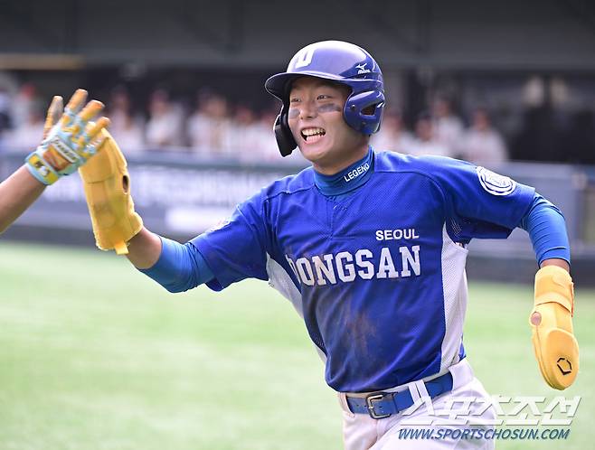 1회말 1사 3루 서울 동산고 배서준의 내야땅볼 때 득점한 김준호가 환호하고 있다.