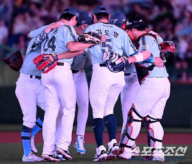 6일 인천 SSG랜더스필드에서 열린 2024 KBO 올스타전, 승리한 나눔올스타 선수들이 기쁨을 나누고 있다. 인천=허상욱 기자wook@sportschosun.com/2024.07.06/