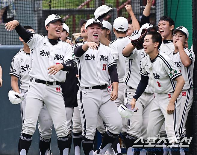 7일 서울 신월야구장에서 열린 제79회 청룡기 전국고교야구선수권대회 전주고와 충암고의 경기. 9회초 점수차를 벌린 전주고 선수들이 환호하고 있다. 신월동=정재근 기자 cjg@sportschosun.com/2024.7.7/