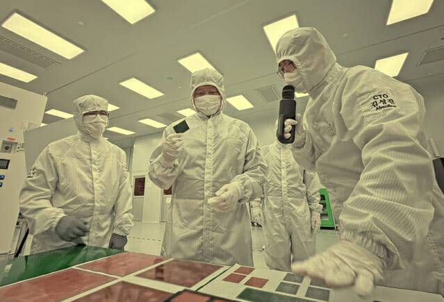 최태원 회장(가운데)이 지난3일(현지시간) 조지아주 커빙턴시에 위치한 앱솔릭스를 찾아 세계 최초 글라스 기판 양산 공장을 둘러보며 사업 현황을 점검하고 있다. (사진=SK그룹)