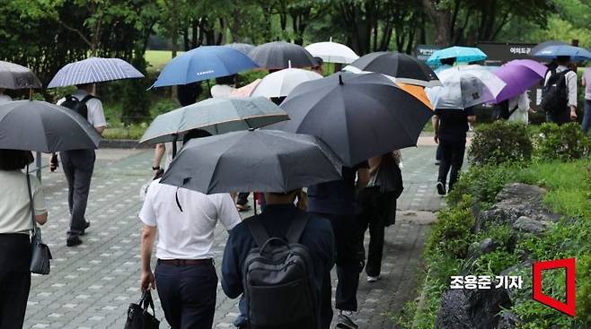 서울을 비롯해 전국적으로 장맛비가  본격적으로 시작된 2일 서울 영등포구 여의도에서 출근길에 나선 직장인들이 우산을 쓰고 이동하고 있다. 사진=조용준 기자 jun21@