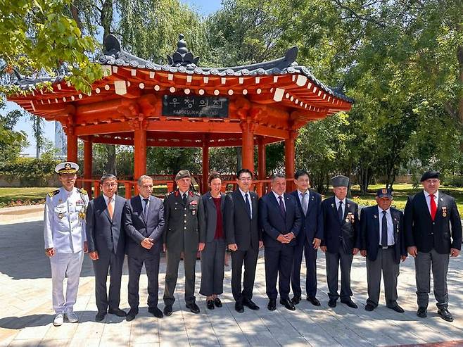 지난달 25일 '한국전쟁 74주년 추모행사'에 참석한 한-튀르키예 주요 인사들이 한국공원 내 전통 한국식 정자인 '우정의 집' 앞에서 기념사진을 촬영하고 있다.ⓒ현대자동차