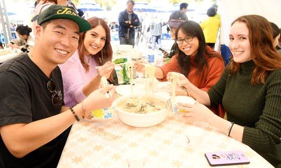 대전 중구에서 열린 칼국수 축제에서 외국인들이 칼국수를 맛보고 있다. [사진 대전 중구]