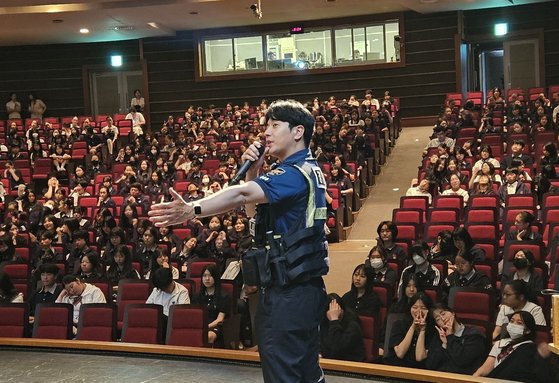 경기남부경찰청 기동순찰2대 4팀 고동수(37·왼쪽에서 두 번째) 경장이 경기 성남 계원예술중학교 강당에서 사이버 도박중독·마약 예방 교육 강의를 하고 있다. 사진 경기남부경찰청 제공