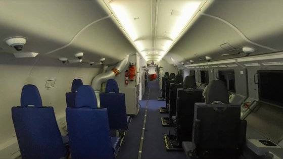 해상초계기 P-8A 포세이돈의 내부. 민항기를 기반으로 만들었기 때문에 상대적으로 넓고 쾌적하다. 해군 영상 캡처