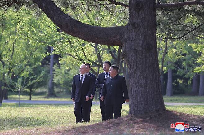 김정은 북한 국무위원장과 블라디미르 러시아 푸틴 대통령이 ‘북러 사이 포괄적인 전략적동반자관계에 관한 조약’ 조인식 이후 금수산영빈관 정원구역에서 함께 시간을 보냈다고 조선중앙통신이 지난 6월20일 보도했다. 연합뉴스