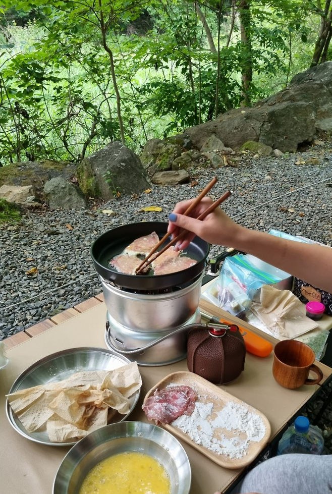 비 오는 날 계곡 인근 캠핑장에서 빗소리를 들으며 구워먹는 육전은 그야말로 꿀맛이다. 안병준 기자