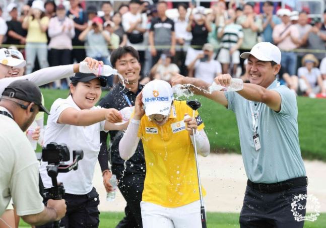 이가영이 KLPGA 투어 롯데 오픈 우승 확정 후 동료들에게 축하 물세례를 받고 있다. /사진= KLPGA