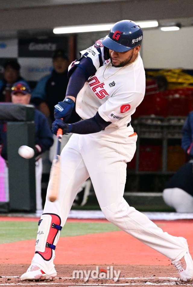 2024년 4월 24일 부산 사직야구장에서 진행된 '2024 신한 SOL 뱅크 KBO 리그' SSG-롯데의 경기. 롯데 레이예스가 1회말 무사 2,3루에서 희생플라이를 때리고 있다./마이데일리