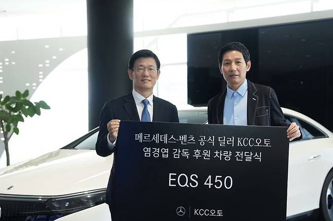 [서울=뉴시스] 류인진 KCC오토 대표(왼쪽)와 프로야구 LG 트윈스 염경엽 감독(오른쪽)이 메르세데스 벤츠 홍보대사 위촉식에서 기념 사진을 촬영했다. 위촉됐다. 20240.07.07. (사진=KCC오토 제공) *재판매 및 DB 금지