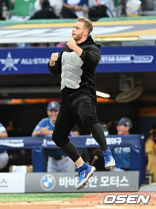 [OSEN=인천, 이대선 기자] 6일 오후 인천 SSG랜더스필드에서 ‘2024 신한 SOL BANK KBO리그’ 올스타전이 열린다.인천에서 프로야구 올스타전이 열리는 것은 2008년 이후 16년 만이다.&nbsp;1회초 1사 2루에서 드림 올스타 맥키넌이 분장을 하고 타석에 들어서고 있다.  2024.07.06 /sunday@osen.co.kr