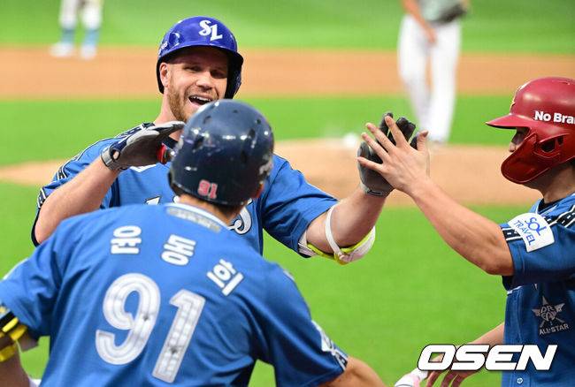 [OSEN=인천, 지형준 기자] 6일 오후 인천 SSG랜더스필드에서 ‘2024 신한 SOL BANK KBO리그’ 올스타전이 열렸다.인천에서 프로야구 올스타전이 열리는 것은 2008년 이후 16년 만이다.&nbsp;4회말 드림 올스타 삼성 맥키넌이 투런포를 날리며 기뻐하고 있다. 2024.07.05 / jpnews@osen.co.kr