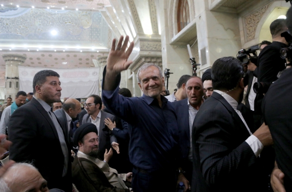 Iran’s new president Pezeshkian speaks to media at the Khomeini shrine - 6일(현지시간) 이란 대통령 결선 투표에서 당선을 확정지은 마수드 페제시키안 후보가 지지자들을 향해 손을 흔들고 있다.